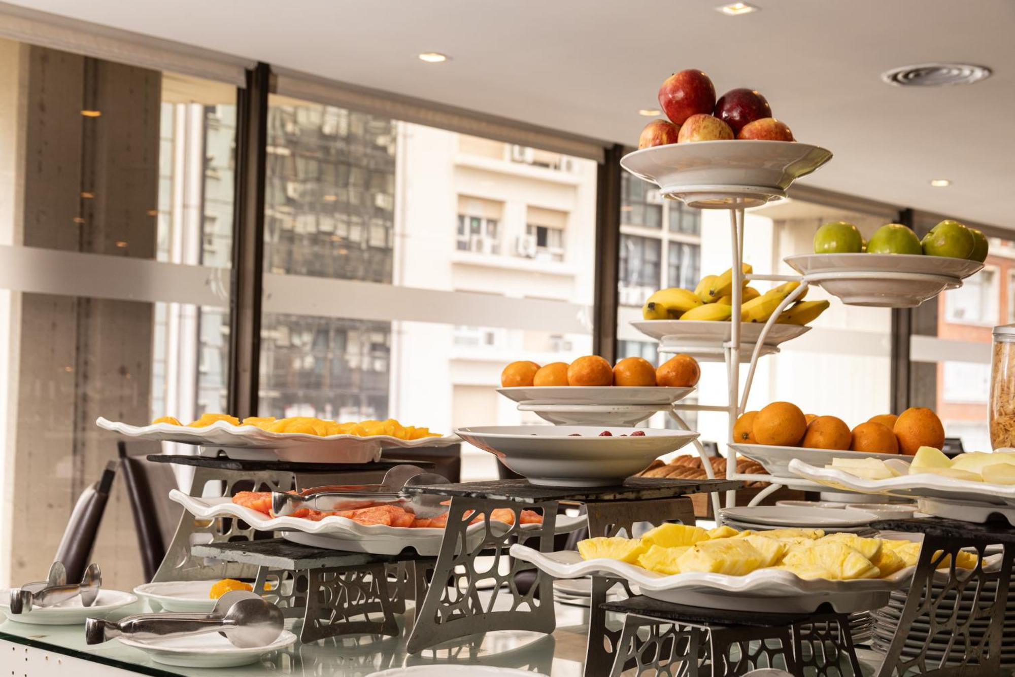 Libertador Hotel Ciudad Autónoma de Ciudad Autónoma de Buenos Aires Exterior foto A buffet of fruit